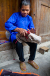 Wu Yingniang brings more fabric and traditional garments