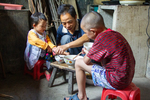 Wu Gaitian's son feeds children